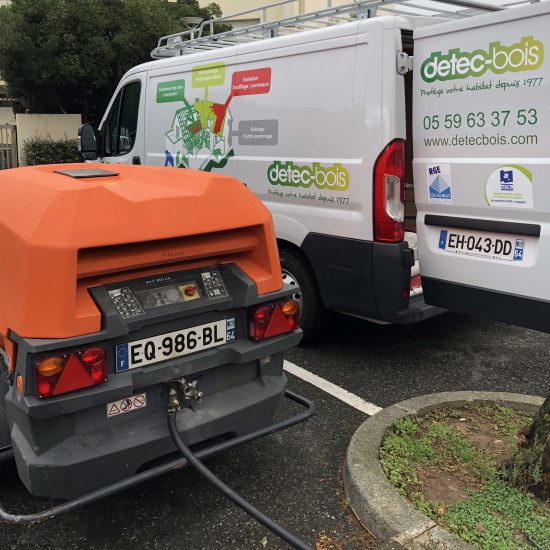 Aérogommage du carrelage pour supprimer le brillant et le rendre mat à Anglet